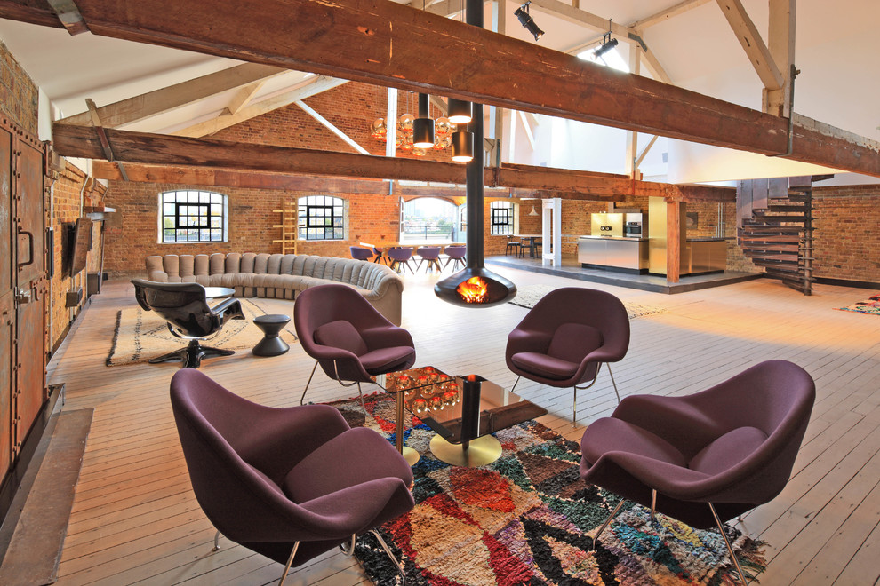 Geräumiges, Offenes Modernes Wohnzimmer mit hellem Holzboden, Hängekamin, TV-Wand und oranger Wandfarbe in London