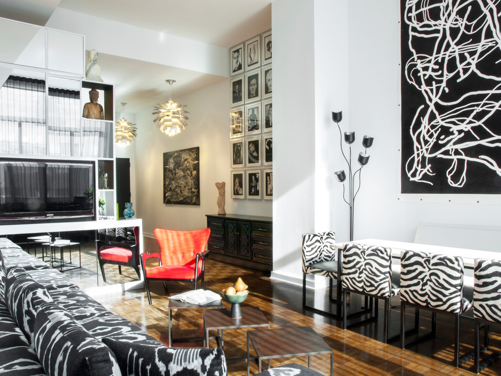 Großes, Offenes, Repräsentatives Eklektisches Wohnzimmer ohne Kamin mit weißer Wandfarbe, braunem Holzboden, Multimediawand und braunem Boden in New York
