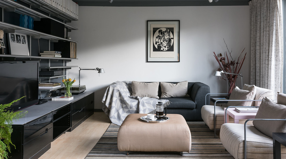 Repräsentatives Modernes Wohnzimmer mit weißer Wandfarbe und freistehendem TV in London