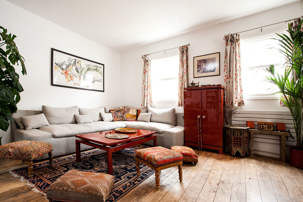 Asiatisches Wohnzimmer mit weißer Wandfarbe und braunem Holzboden in London