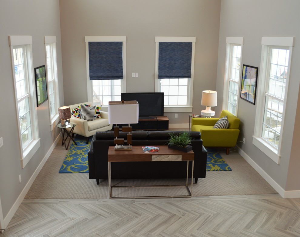 Mittelgroßes, Offenes Mid-Century Wohnzimmer ohne Kamin mit grauer Wandfarbe, Teppichboden und freistehendem TV in Salt Lake City