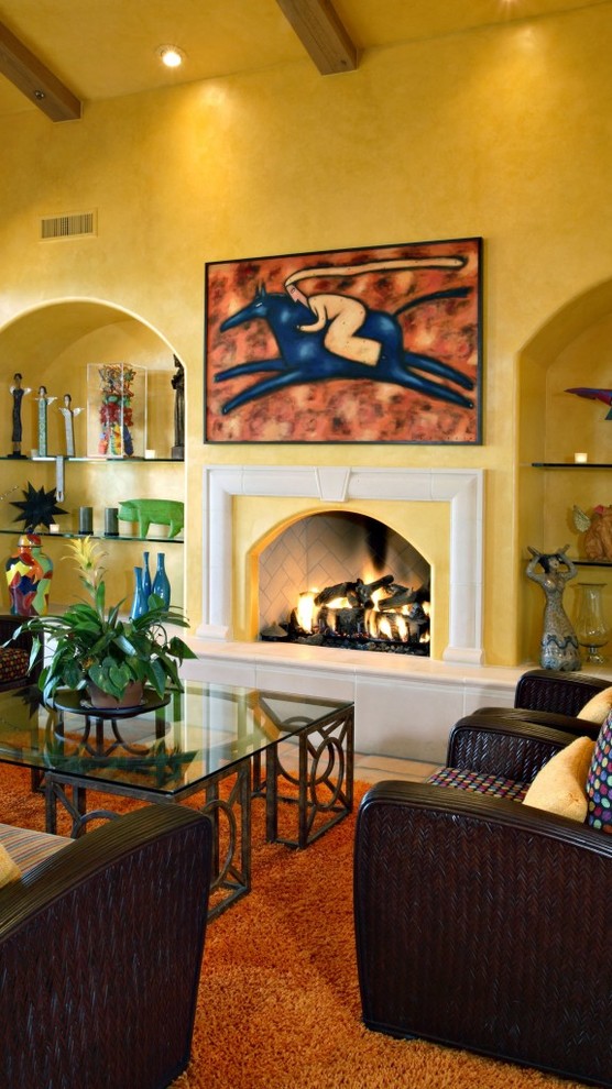 Exempel på ett amerikanskt allrum med öppen planlösning, med gula väggar, klinkergolv i terrakotta, en standard öppen spis och en spiselkrans i trä