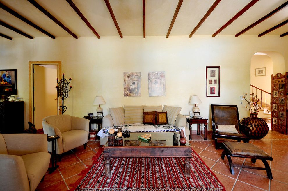Foto di un grande soggiorno stile marinaro aperto con sala formale, pareti beige, pavimento con piastrelle in ceramica, nessuna TV e pavimento multicolore