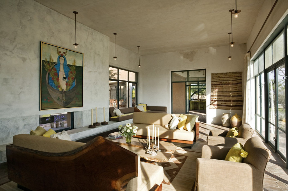 Geräumiges Mediterranes Wohnzimmer mit grauer Wandfarbe und Tunnelkamin in New York