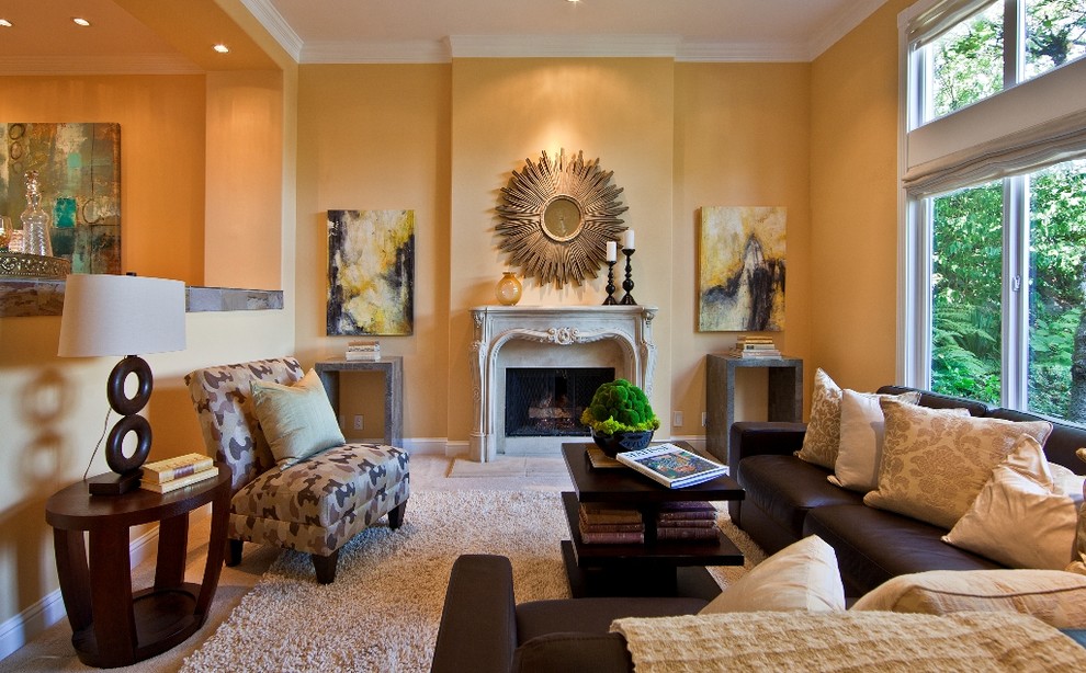 Cette image montre un salon design avec un mur orange et un manteau de cheminée en pierre.