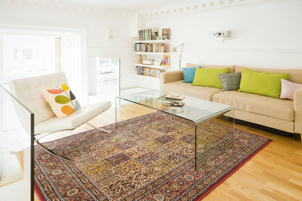 Kleines Modernes Wohnzimmer ohne Kamin, im Loft-Stil mit weißer Wandfarbe und braunem Holzboden in Edinburgh