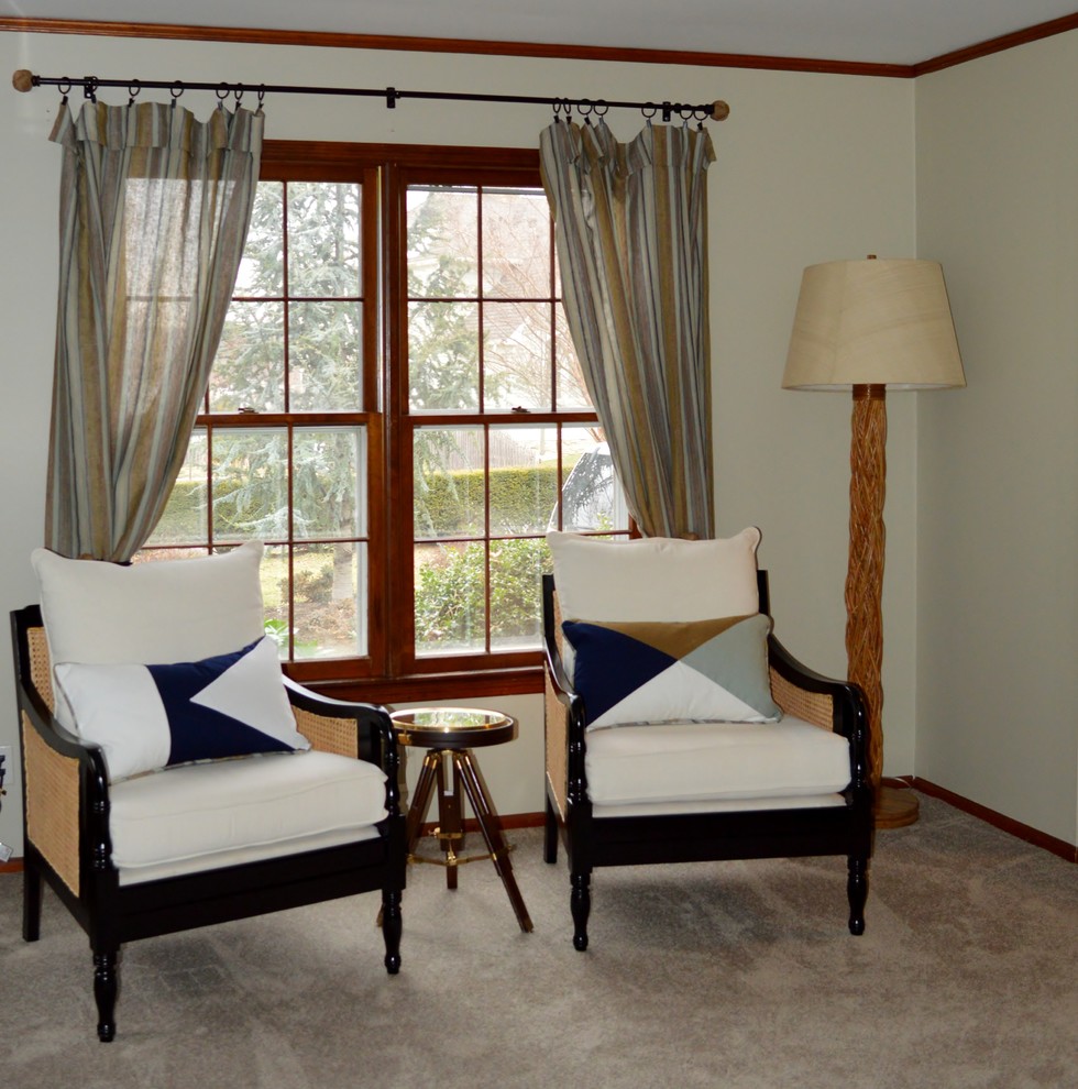 Свежая идея для дизайна: парадная, изолированная гостиная комната среднего размера в классическом стиле с белыми стенами и ковровым покрытием без камина - отличное фото интерьера