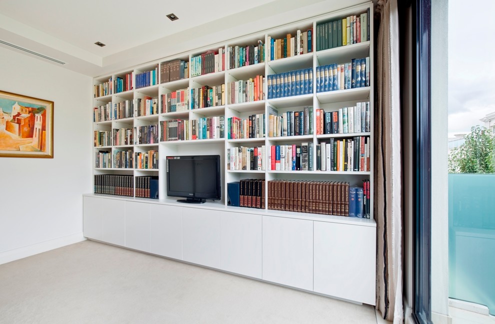 Inspiration för stora moderna vardagsrum, med vita väggar, heltäckningsmatta och en fristående TV