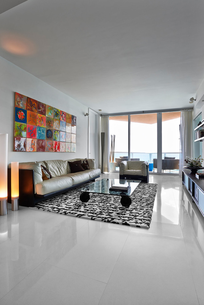 Стильный дизайн: большая открытая гостиная комната в современном стиле с белыми стенами и мультимедийным центром - последний тренд