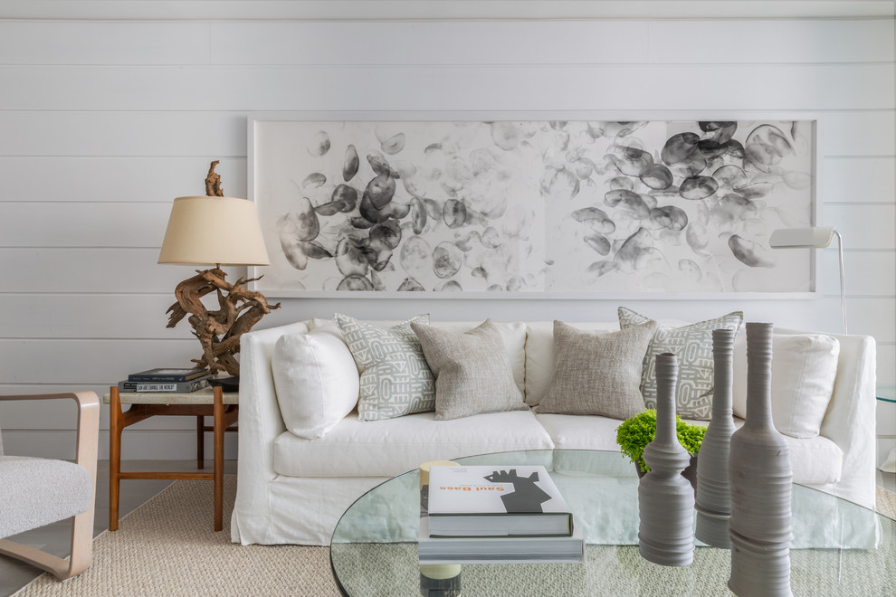 Großes, Offenes Modernes Wohnzimmer ohne Kamin mit weißer Wandfarbe und hellem Holzboden in Miami
