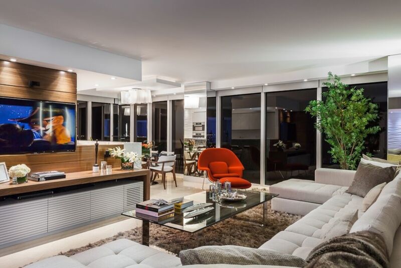 Foto di un soggiorno minimalista con pavimento in marmo e TV a parete
