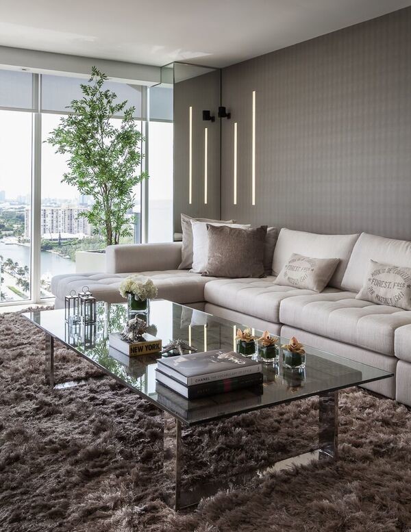 Свежая идея для дизайна: гостиная комната в стиле модернизм с мраморным полом и телевизором на стене - отличное фото интерьера