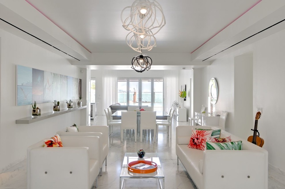 Пример оригинального дизайна: открытая гостиная комната в современном стиле с белыми стенами и мраморным полом