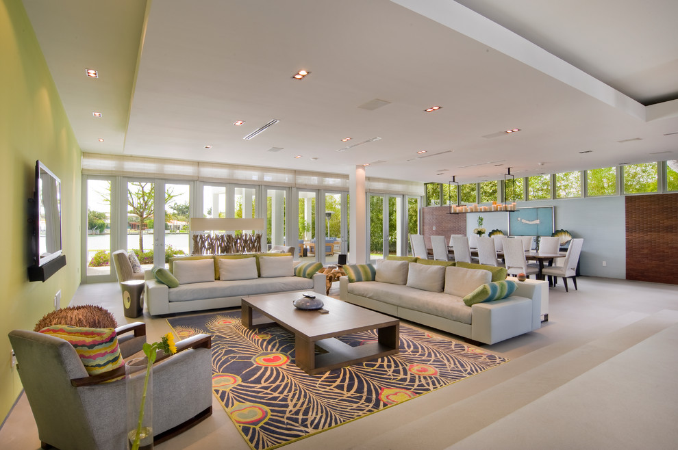 Repräsentatives, Offenes Modernes Wohnzimmer ohne Kamin mit grüner Wandfarbe und TV-Wand in Miami