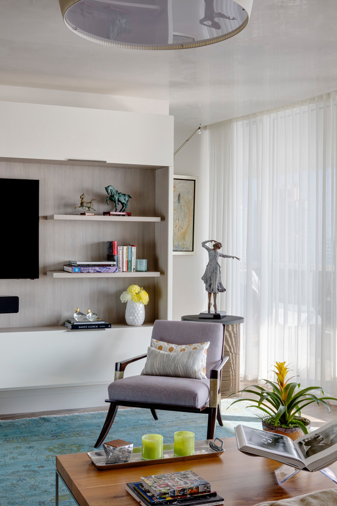 Стильный дизайн: открытая гостиная комната среднего размера в современном стиле с белыми стенами, паркетным полом среднего тона, мультимедийным центром и коричневым полом - последний тренд