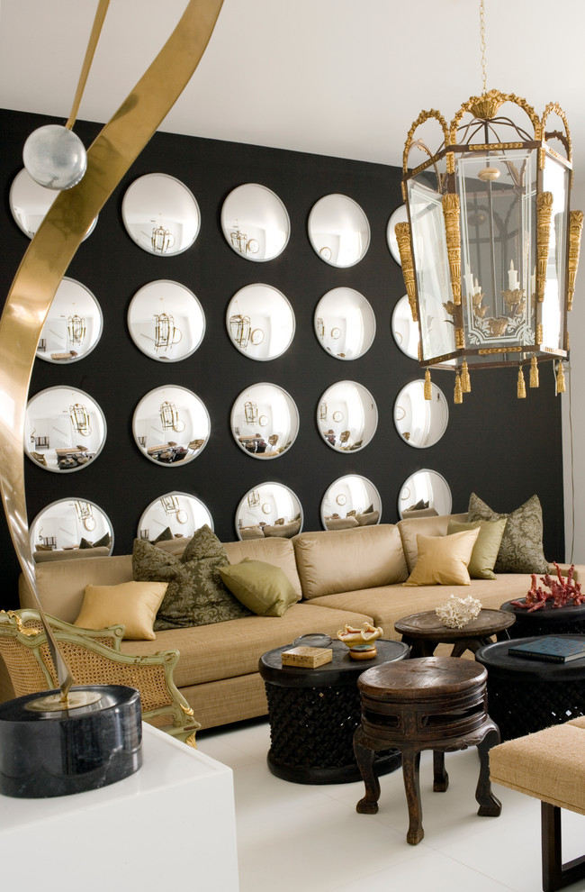 На фото: гостиная комната в современном стиле с черными стенами и коричневым диваном с