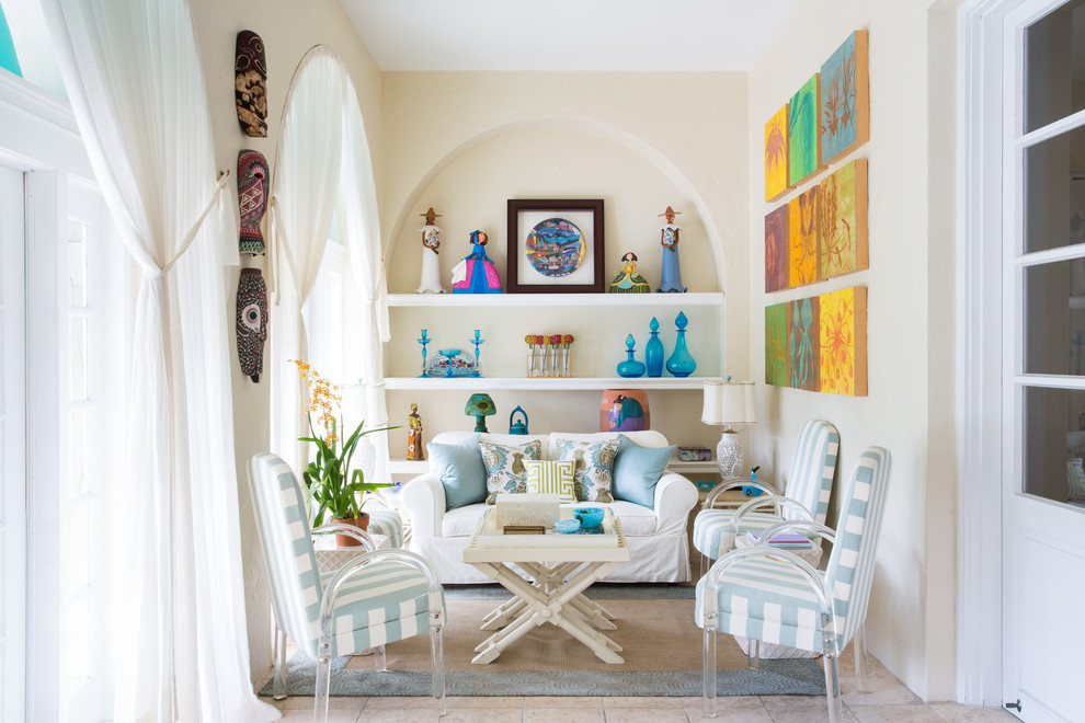 Fernseherloses, Abgetrenntes Mediterranes Wohnzimmer ohne Kamin mit beiger Wandfarbe in Miami
