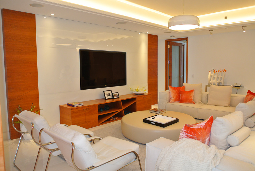 Modelo de salón abierto contemporáneo de tamaño medio con paredes blancas, suelo de mármol y televisor colgado en la pared