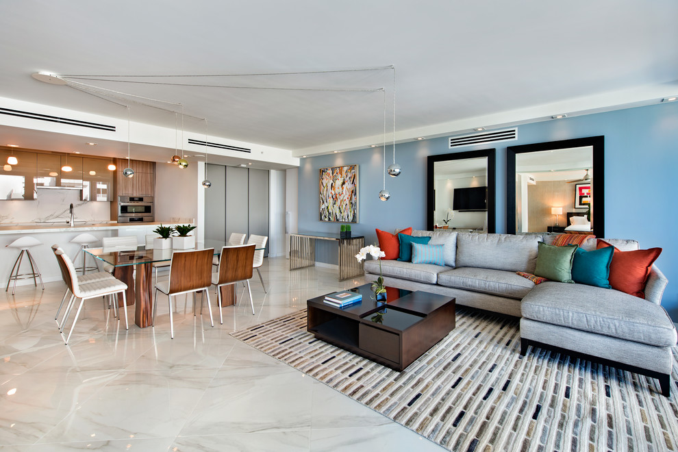 Idee per un soggiorno minimal di medie dimensioni e aperto con pareti blu, pavimento in marmo e pavimento bianco