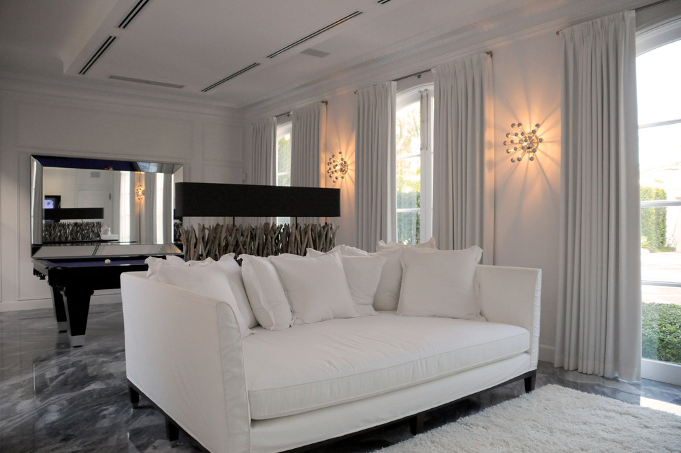 Inspiration för ett mellanstort funkis vardagsrum, med vita väggar och en väggmonterad TV