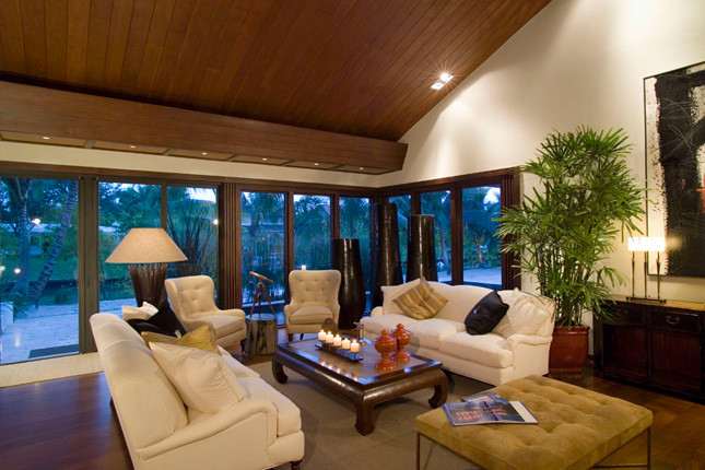 Ejemplo de salón abierto contemporáneo de tamaño medio sin chimenea y televisor con paredes blancas y suelo de madera en tonos medios