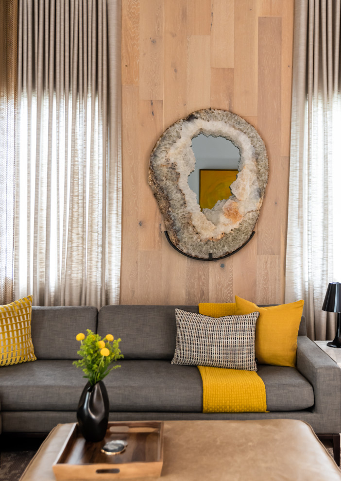 Immagine di un grande soggiorno stile marino aperto con pareti beige, pavimento beige e parquet chiaro