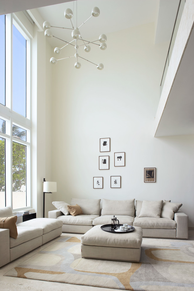 Modern inredning av ett vardagsrum, med vita väggar
