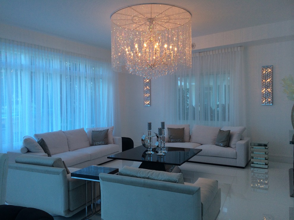 Ispirazione per un grande soggiorno contemporaneo aperto con pareti bianche, pavimento in marmo e TV a parete