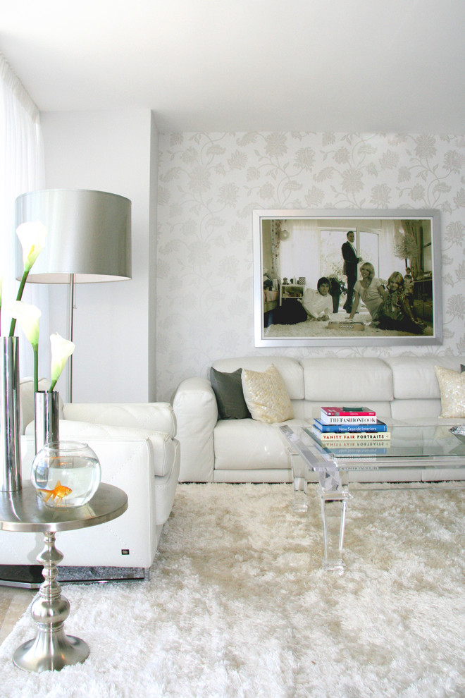 Modernes Wohnzimmer mit weißer Wandfarbe in Miami