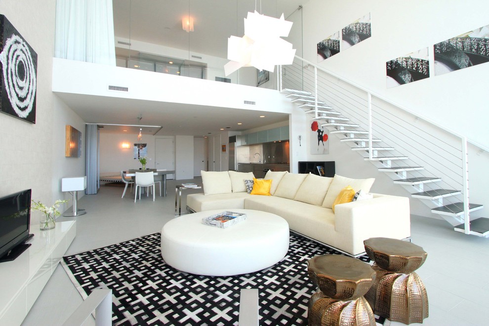 Idée de décoration pour un salon design ouvert avec un mur blanc, un téléviseur indépendant et un escalier.