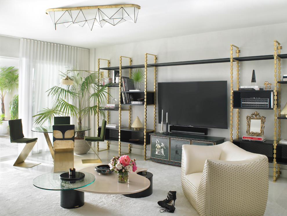 На фото: большая открытая гостиная комната в современном стиле с белыми стенами, ковровым покрытием, отдельно стоящим телевизором и белым полом без камина с