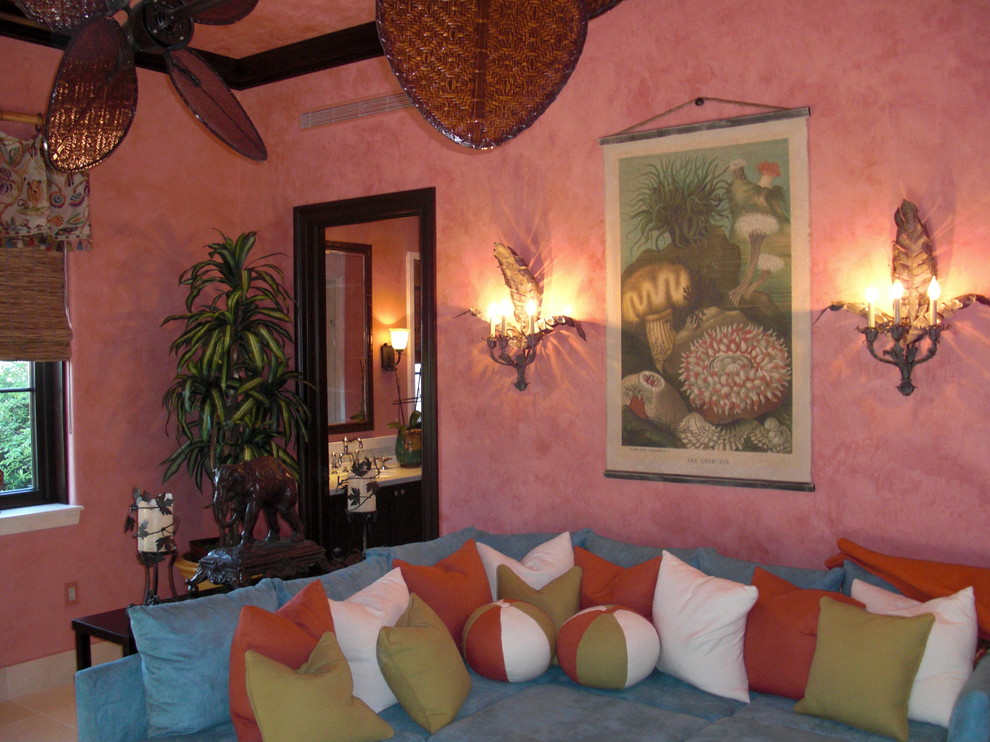 Diseño de salón para visitas cerrado exótico de tamaño medio sin chimenea con paredes rojas, suelo de baldosas de cerámica y suelo beige