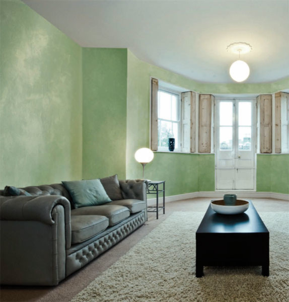 Idee per un soggiorno design di medie dimensioni e chiuso con pareti verdi, moquette, nessun camino e pavimento beige