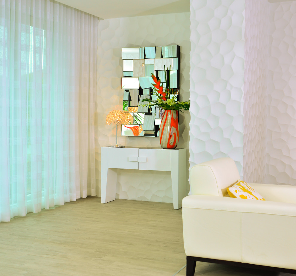 Стильный дизайн: большая парадная, открытая гостиная комната в современном стиле с белыми стенами, светлым паркетным полом и бежевым полом - последний тренд