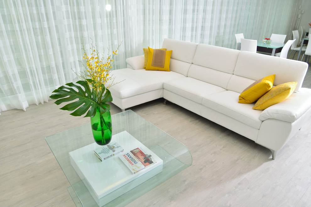Foto de salón para visitas abierto contemporáneo grande con paredes blancas, suelo de madera clara y suelo beige