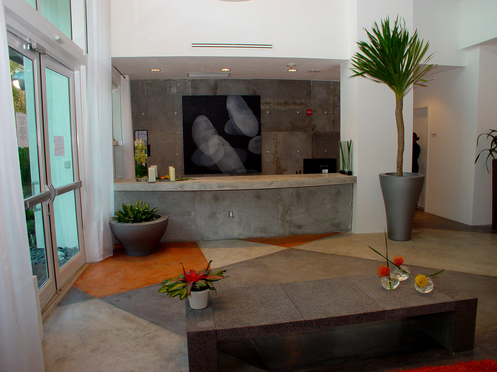 Immagine di un grande soggiorno minimal aperto con sala formale, pareti grigie e pavimento in cemento