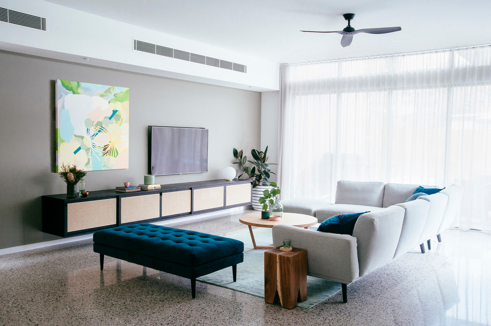 Источник вдохновения для домашнего уюта: изолированная гостиная комната в современном стиле с разноцветными стенами и телевизором на стене
