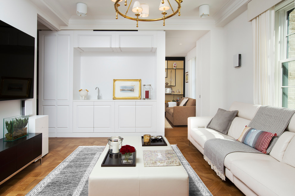 Идея дизайна: изолированная гостиная комната в стиле неоклассика (современная классика) с белыми стенами, светлым паркетным полом и телевизором на стене