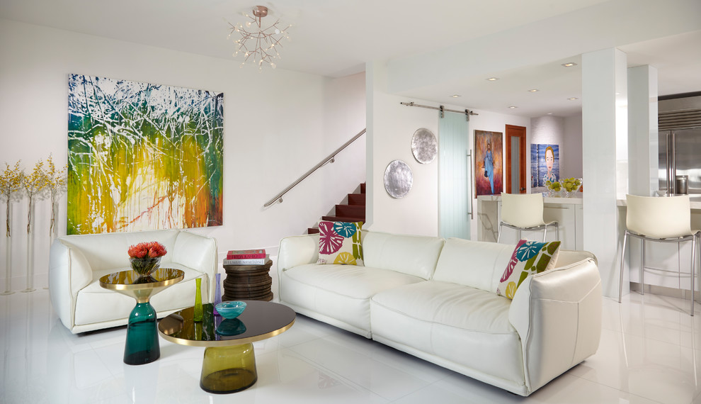 Mittelgroßes, Offenes Modernes Wohnzimmer mit weißer Wandfarbe, Marmorboden und weißem Boden in Miami