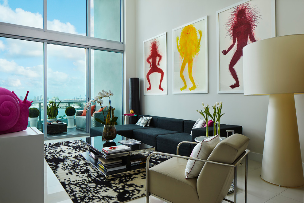 Repräsentatives, Offenes Modernes Wohnzimmer mit weißer Wandfarbe und weißem Boden in Miami