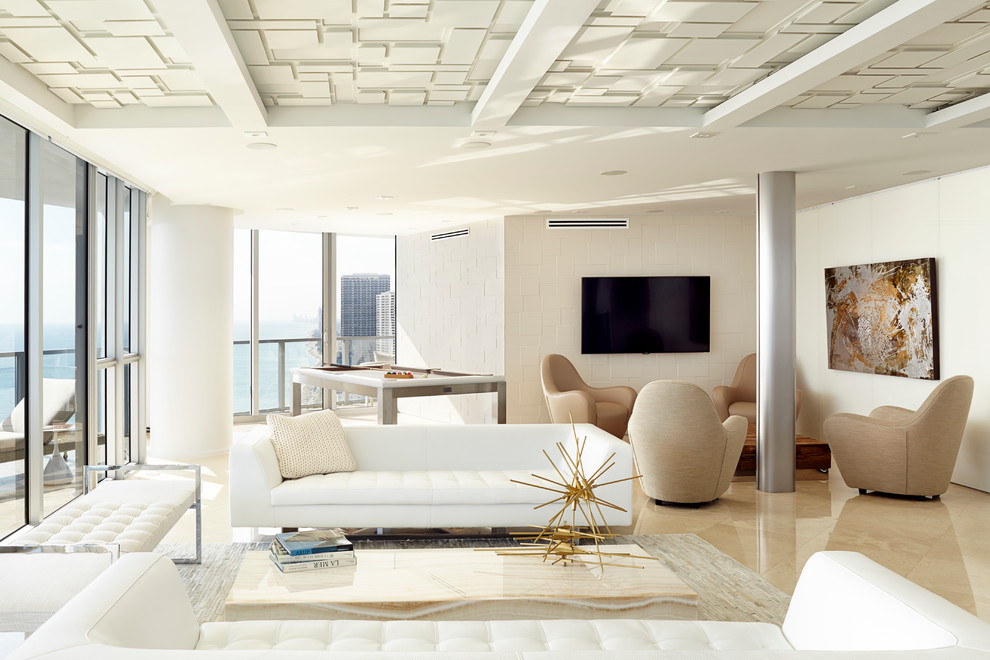 Repräsentatives, Großes, Offenes Maritimes Wohnzimmer mit weißer Wandfarbe, TV-Wand und Marmorboden in Miami