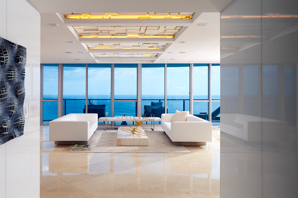 Repräsentatives, Großes, Offenes Maritimes Wohnzimmer mit weißer Wandfarbe, Marmorboden und TV-Wand in Miami