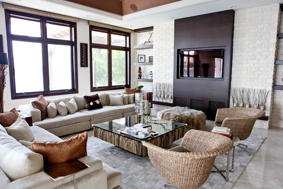 Mittelgroßes, Offenes Rustikales Wohnzimmer mit beiger Wandfarbe, Marmorboden und Multimediawand in Miami