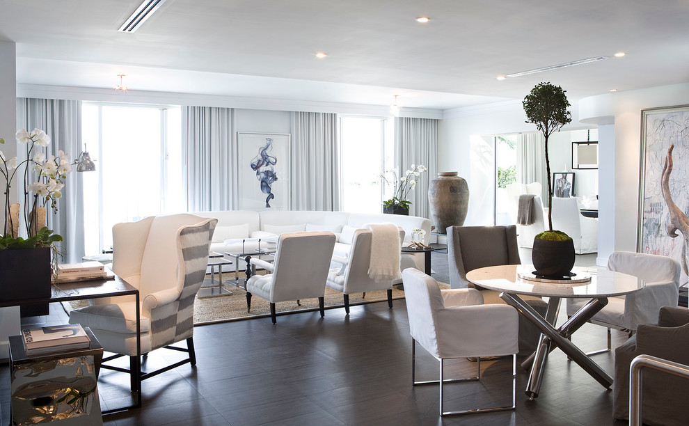 Immagine di un grande soggiorno design aperto con sala formale, pareti bianche e parquet scuro