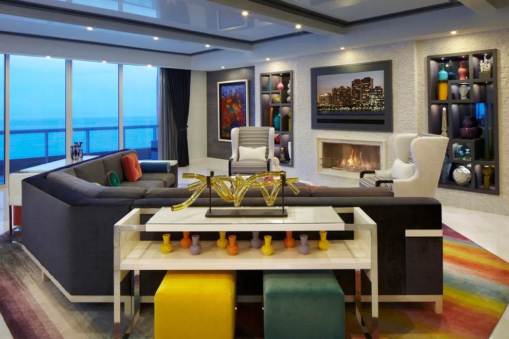 Repräsentatives, Offenes, Mittelgroßes Modernes Wohnzimmer mit beiger Wandfarbe, Kamin, verputzter Kaminumrandung, TV-Wand und weißem Boden in Miami