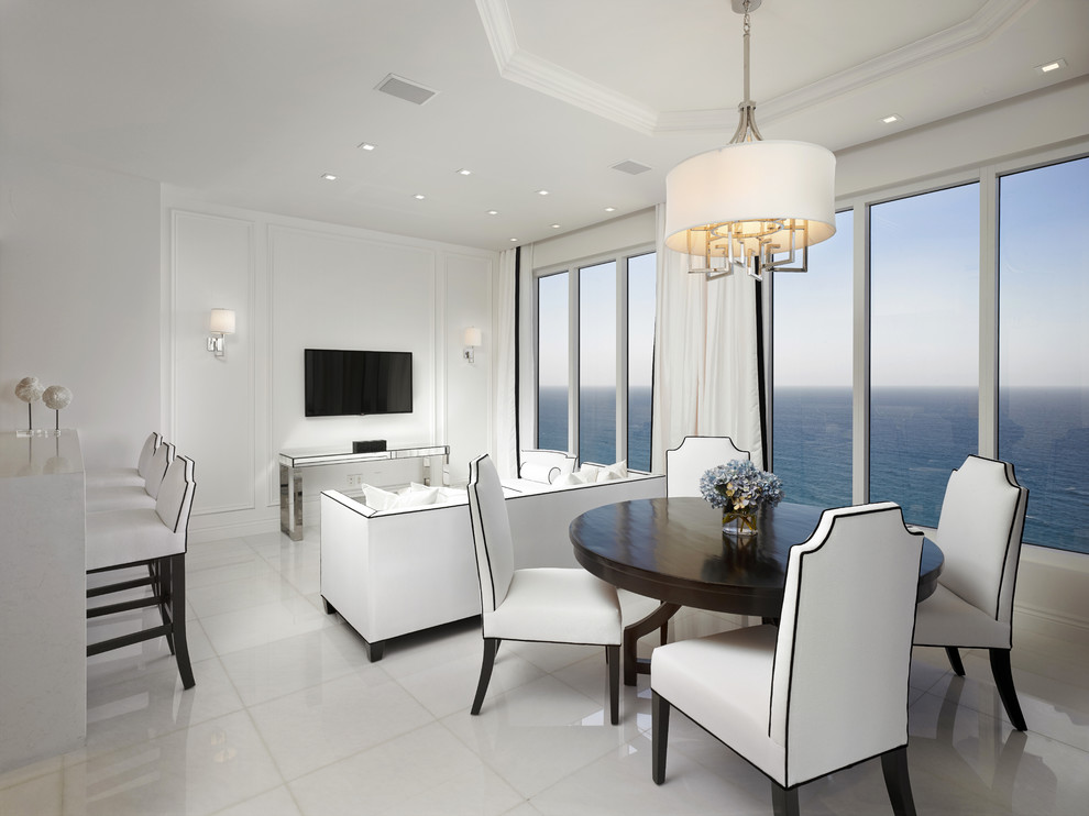 Idee per un grande soggiorno chic chiuso con sala formale, pareti bianche e pavimento in marmo