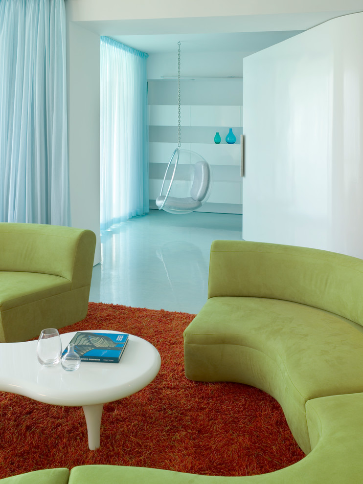 На фото: маленькая открытая гостиная комната в стиле модернизм с белыми стенами и синим полом для на участке и в саду