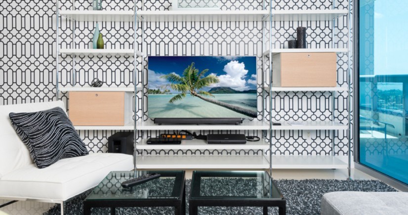Idee per un soggiorno costiero con pareti multicolore, pavimento con piastrelle in ceramica e TV a parete