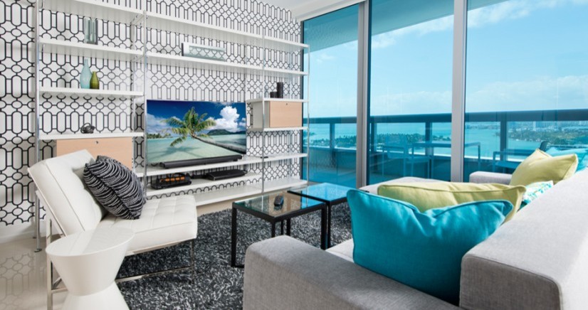 Идея дизайна: гостиная комната в морском стиле с разноцветными стенами, полом из керамической плитки и телевизором на стене