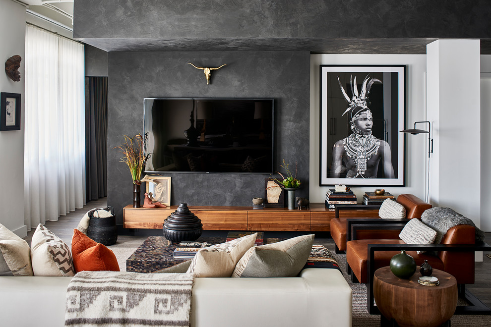 Foto de salón gris y negro actual con paredes grises, suelo de madera en tonos medios, televisor colgado en la pared y suelo marrón